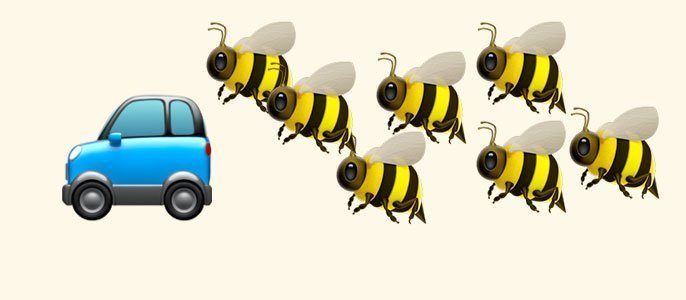 Когда машина припарковалась, тысячи пчел навалились на нее, и пчеловоды должны были ее снять