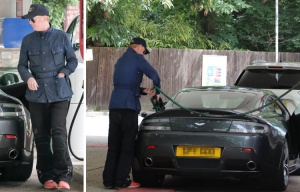 Крис Эванс застрял в своем Aston Martin через несколько дней после своего сенсационного ухода из Top Gear