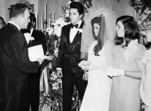 1 мая 1967 года настоящий   Элвис Пресли   Король рок-н-ролла женился на своей многолетней подруге Присцилле Болье, далеко от Грейсленда, в отеле Aladdin в Лас-Вегасе